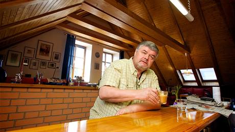 �editel u baru. Na tomto míst� se u� odehrála �ada diskusí s p�áteli a rodinných oslav