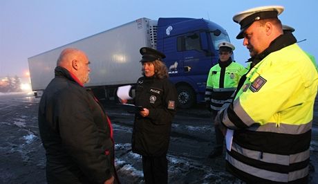 Policejní akce s názvem Auto není trezor ani výkladní skí na parkoviti 139. kilometru dálnice D1.