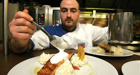 Kadaský kucha Pavel Bicek pipravuje hlavní chod.