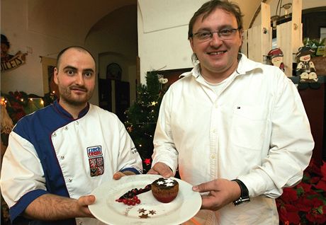 Kuchař Pavel Bicek a majitel restaurace Pavel Zítko se zákuskem.