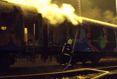 Pi poáru odstavené vlakové soupravy v Brn-Horních Herpicích uhoel v noci na tvrtek lovk. Ilustraní foto