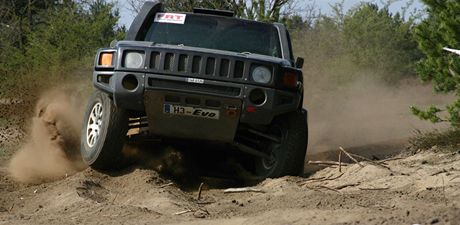 Vlevo stoj Hummer H3 Evo, kter pat  Extreme racing teamu.