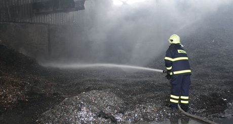 Likvidace požáru v drtičce odpadů v Mýtě u Rokycan
