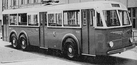 Novotou zářící tříosý třídveřový trolejbus 3 Tr3 na snímku z roku 1948, kdy trolejbusy expandovaly po celé Plzni. 