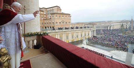 Svatý otec Benedikt XVI. při tradičním požehnání Městu a světu (25. prosinec 2010)