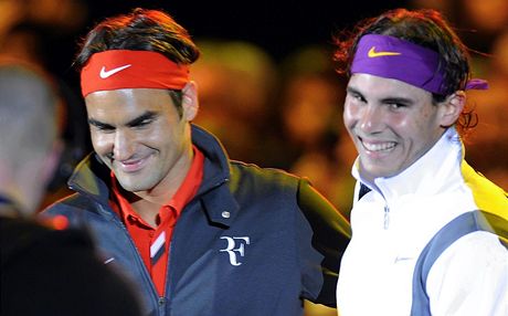 Roger Federer (vlevo) a Rafael Nadal ped charitativní exhibicí v Curychu