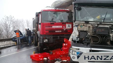 Hromadná nehoda zablokovala dálnici D8 ve smru na Dráany. Ilustraní foto