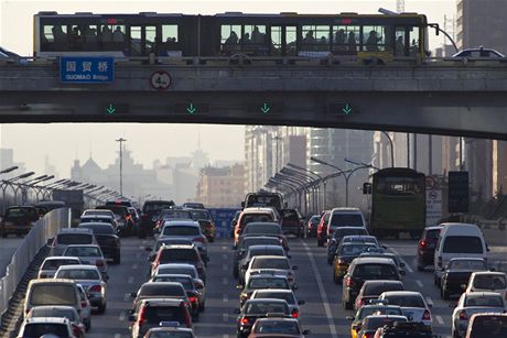 Peking bude eit zácpy omezením prodej aut. Silnice vypadají jako parkovit.