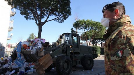 Vnon ulice Neapole, msto zaplavily odpadky. S jejich likvidac pomh armda