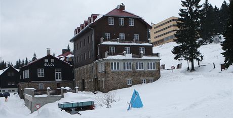 Hotel Sulov, v pozad apartmny na Blm Ki, kter vlastn Drobil, Knetig a Ztorsk.
