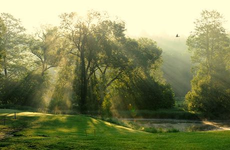 HRA SVTLA. Golf je prodn sport v pravm slova smyslu. Kdy se vyas, petv proda jeho hit v opravdov chrm. Ovem ruku na srdce - kdo si toho vimne, kdy zrovna potet topnul balon estkou elezem?