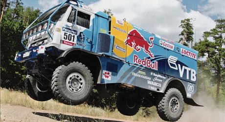 Novým kamion Kamaz pro Dakar 2011 pi testech.