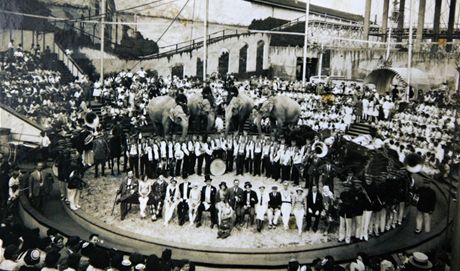 Fotografie z knihy eskoslovensk nrodn kapela ve Spojench sttech s podtitulem Kronika Vclava Hoka let 1923-1931.