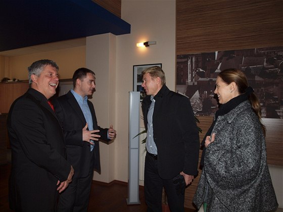 Miku Häkkinena a jeho partnerku Markétu Kromotovou vítá na radnici plzeského centrálního obvodu starosta Jií Strobach (vlevo) a jeho asistent Vilém Hodek