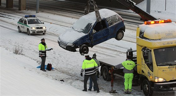 Odtahová sluba nakládá Fiat Punto, jeho idi nepeil náraz do mostním pilíe po rondelem v Plzni