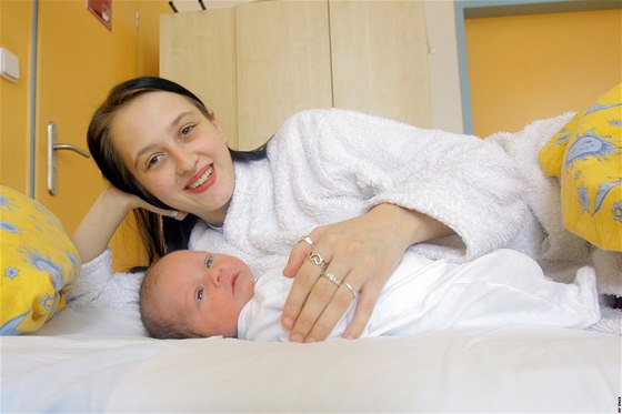 Lucie Matouková se svou dcerou Sofií Marisou, která se narodila na tdrý veer v sanitce cestou do porodnice v Jindichov Hradci