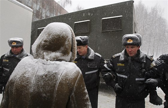 Na est set demonstrant proti znovuzvolení Lukaenka soud poslal za míe (20. prosince 2010)