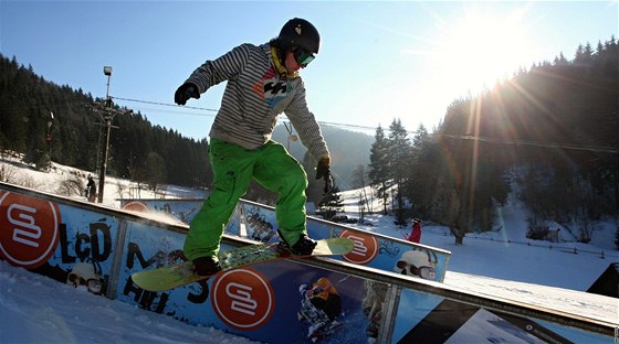 Na sjezdovce Horal vedle vleku oteveli GoGEN snowpark s pekákami pro snowboardisty, pustit se do nich mohou vak i odvání lyai.