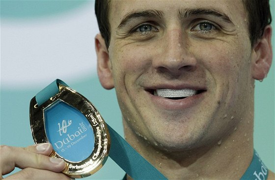ZASE ZLATO. Takto se americký plavec Ryan Lochte na plaveckém ampionátu v Dubaji usmíval estkrát.