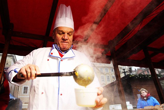 Primátor Bohuslav Svoboda naléval na Staromstském námstí v Praze tradiní vánoní rybí polévku. 24.12.2010