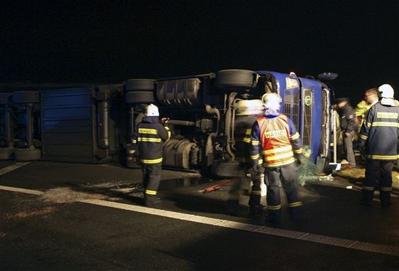 Nehoda kamionu v noci na 24.12.2010 blokovala sjezd z dálnice D11 na 62. kilometru u Olenice u Chlumce nad Cidlinou