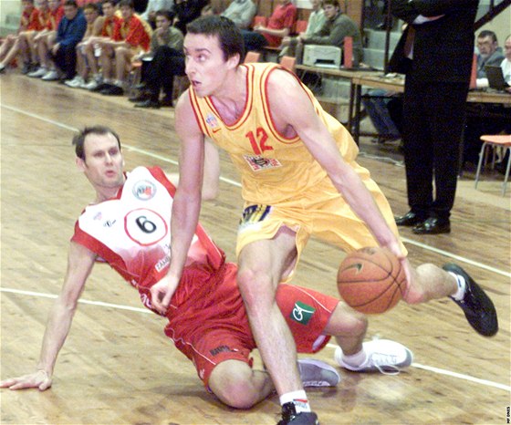 TO BYLY ASY. Basketbalista Sparty Praha Pavel Milo prochází pes nymburského Pavla Kubálka. (5. února 2003)