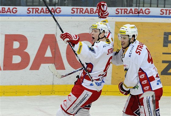Autor druhého gólu Slavie Tomá Micka (vlevo) se raduje se spoluhráem Michalem Poletínem. 