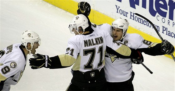 RADOST HR PITTSBURGHU. Sidney Crosby (vpravo) pijm gratulace od Jevgenije Malkina. Ke stelci spch i Pascal Dupuis.