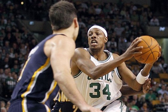 Bostonský Paul Pierce (vpravo) útoí na ko Indiany.