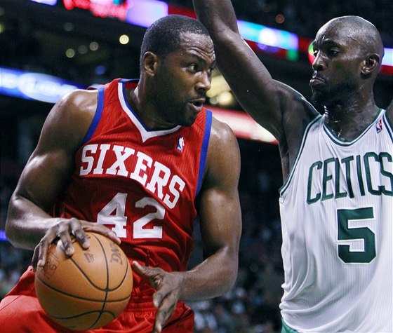 Elton Brand (vlevo) z Philadelphie a bostonský Kevin Garnett.