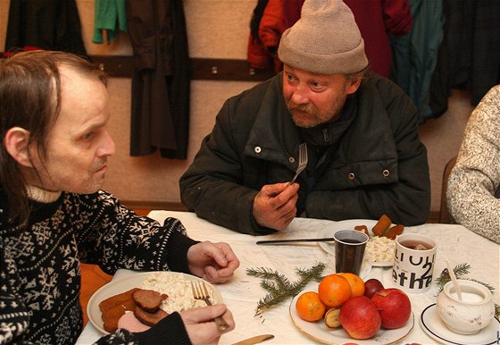 Dárky a občerstvení na Štědrý den pro potřebné připravili na plzeňském biskupství pracovníci charity z darů plzeňských občanů. 