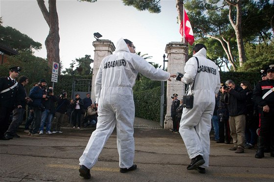 Italtí policisté jdou do budovy výcarské ambasády v ím (23. prosince 2010)