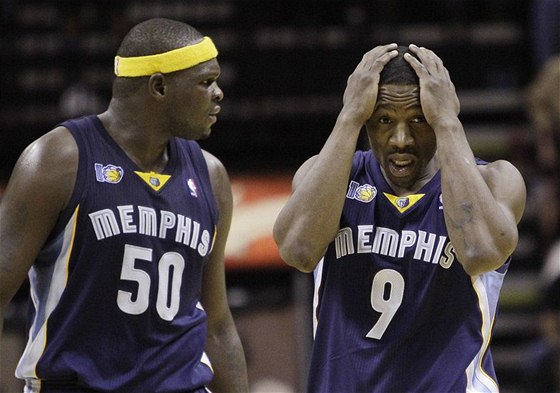 Tony Allen (vpravo) a Zach Randolph z Memphisu Grizzlies