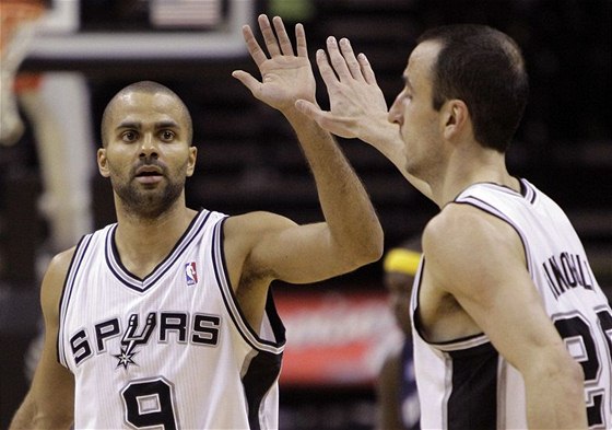 Tony Parker (vlevo) a Manu Ginóbili ze San Antonia Spurs