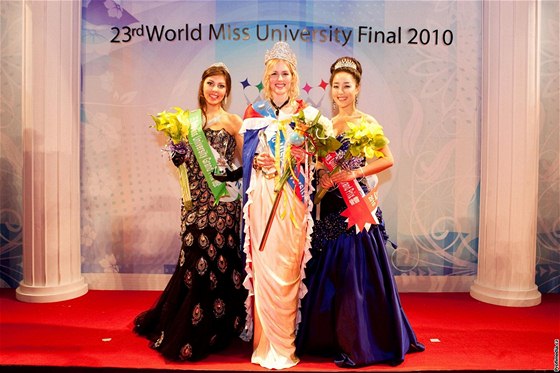 Vítzky World Miss University 2010: Katarzyna Kuziemska z Polska (vlevo), Katie Farrová z Británie (uprosted) a Choi Jung-hwa 