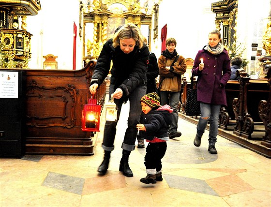 Kateina Jacques s dcerou Noemi pi vyzvedávání Betlémského svtla 