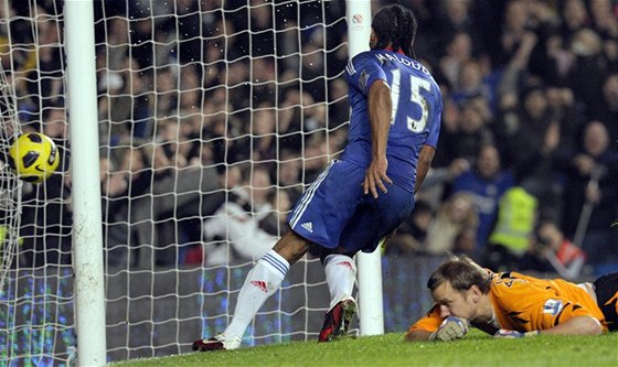 DLEITÝ GÓL Florenta Maloudy, který zajistil Chelsea kýené vítzství nad Boltonem.