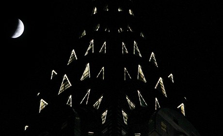 sten zastnn Msc s newyorskm mrakodrapem Chrasler Buildind. (21. prosince 2010)