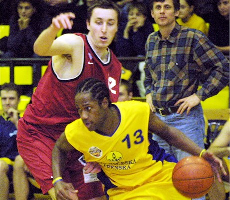 Basketbalista BC Sparta Praha Pavel Milo brn steckho Levella Sanderse. (2. nora 2003)