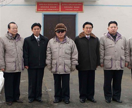 Kim ong-il uprosted na obhldce tovrny se svm nejmladm synem a nstupcem Kim ong-unem (zcela vpravo)