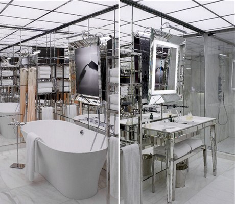 Obrovsk zrcadla v pokojch slou zrove jako televizory, koupelny jsou zrcadly obloen od podlahy po strop