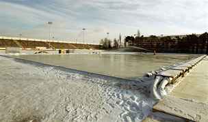 Píprava ledové plochy na stadionu ve Svítkov