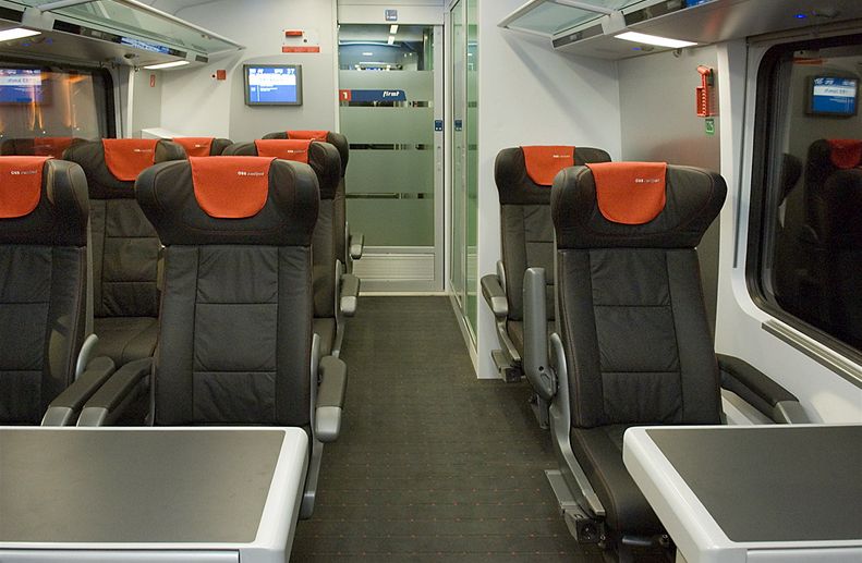 Rakouský rychlovlak Railjet na beclavském nádraí v ervnu 2009.
