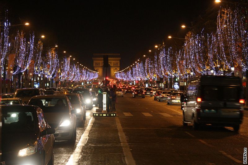 Rozsvícená avenue des Champs Elysées