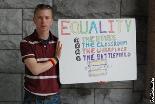 Jako gay aktivista cht�l Bradley Manning rovnost, jako voják demoralizovaný  armádní ma�inerií otev�enost