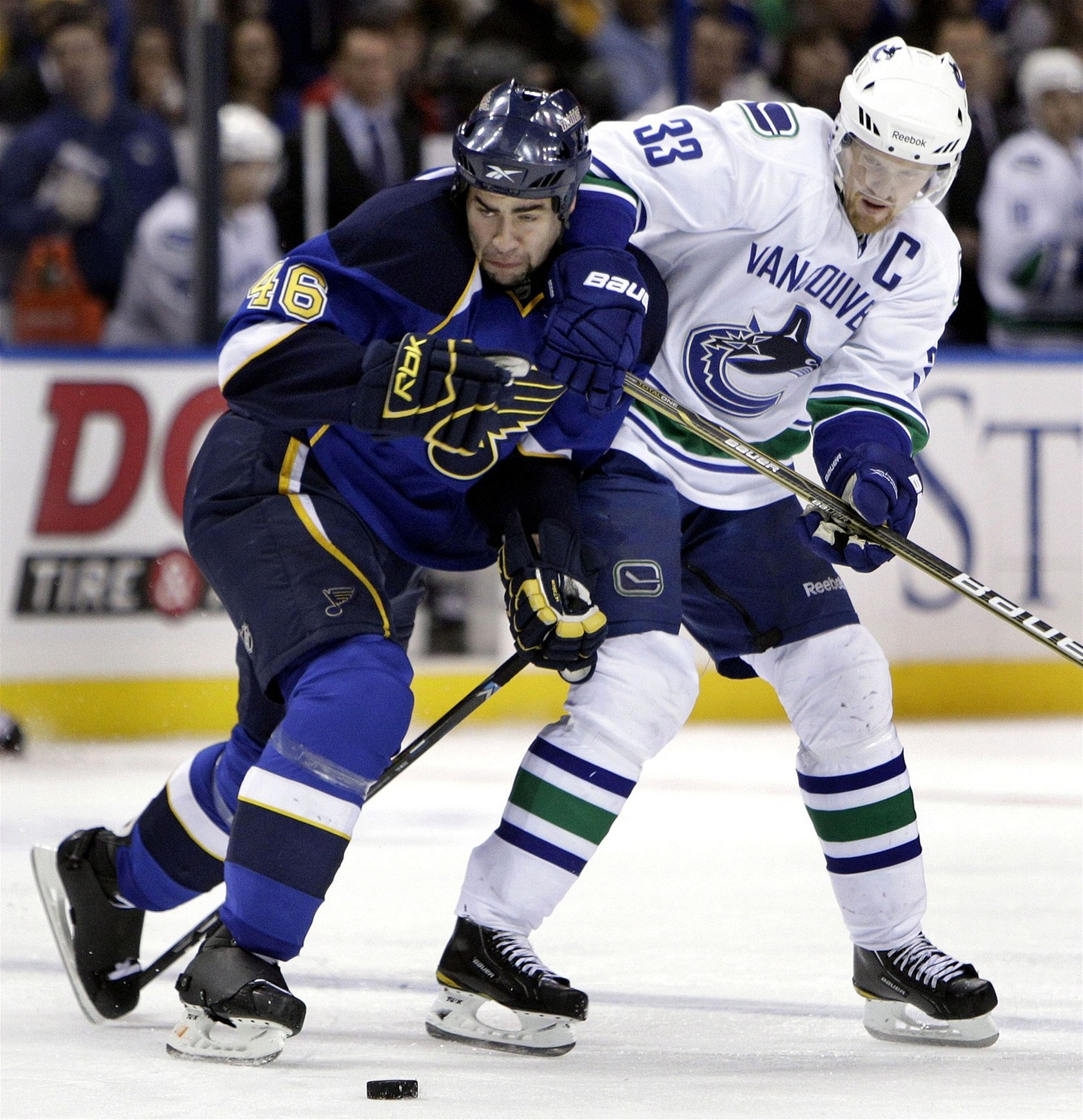 POMOC ZE �VÉDSKA. Henrik Sedin z Vancouveru (v bílém) se trefil p�l minuty p�ed koncem zápasu s Torontem. Pomohl tak �eskému sázka�i k milionové výh�e. Ilustra�ní foto.