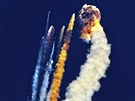 Výbuch indické rakety nesoucí satelit zachytily televizní kamery. (25. prosince 2010)