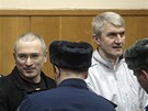 Michail Chodorkovskij a Platon Lebedv (vpravo) u soudu (27. prosince 2010)