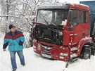 Nehoda nákladního auta a osobního vlaku ve Strái nad Nisou.