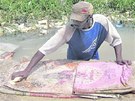 Mui perou v metropoli Pobeí slonoviny prádlo i loví zlato z rituálních obad